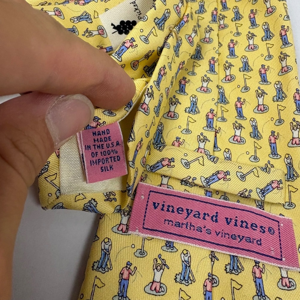 Vineyard Vines Tie Mens OS Yellow Golf Motif Silk Sport Preppy Necktie 0478 - Picture 3 of 4